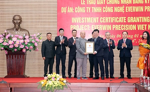 Chủ tịch UBND tỉnh Nghệ An trao giấy chứng nhận đầu tư cho đại diện Công ty TNHH Công nghệ Everwin Precision Việt Nam 